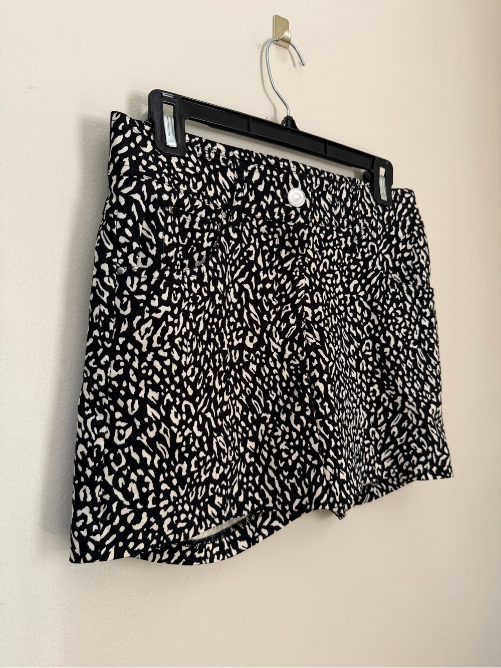 89th & Madison Black and White Animal Print Jean Shorts Size 6 - Picture 3 of 13